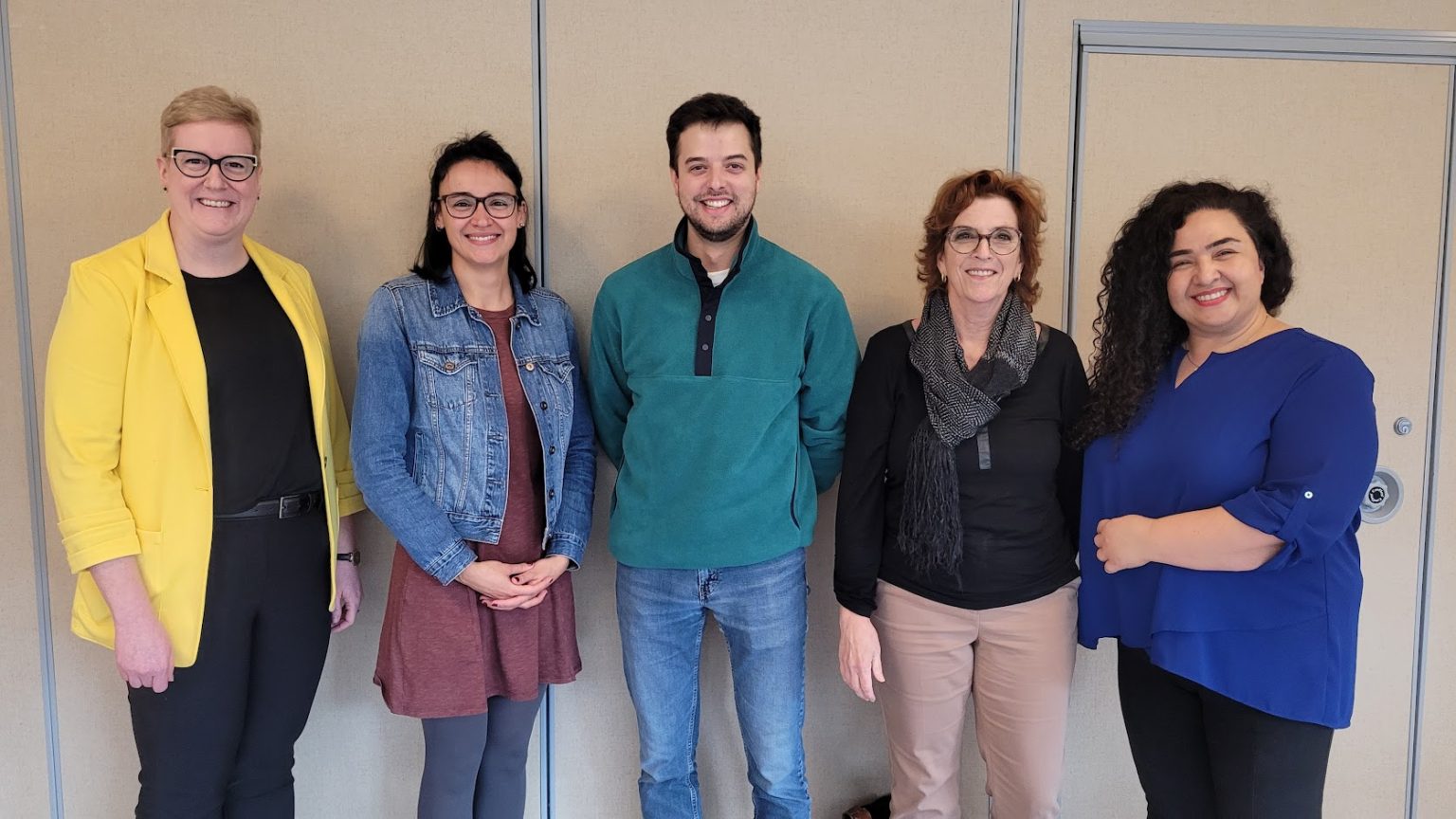 Les responsables de la mise en oeuvre du projet, de gauche à droite : Marie-Ève St-Denis, directrice des services aux étudiants; Gabriella Rousseau, coordonnatrice du secteur Accueil (CANA); Simon Lamoureux, chargé de projet (CANA); Marie Mathers, responsable du projet (ICM); Shirin Behbahani, directrice adjointe - formation continue. Absente de la photo : Amelie Doherty, adjointe au directeur de l’Enseignement (ICM). Photo : Cégep de Rosemont