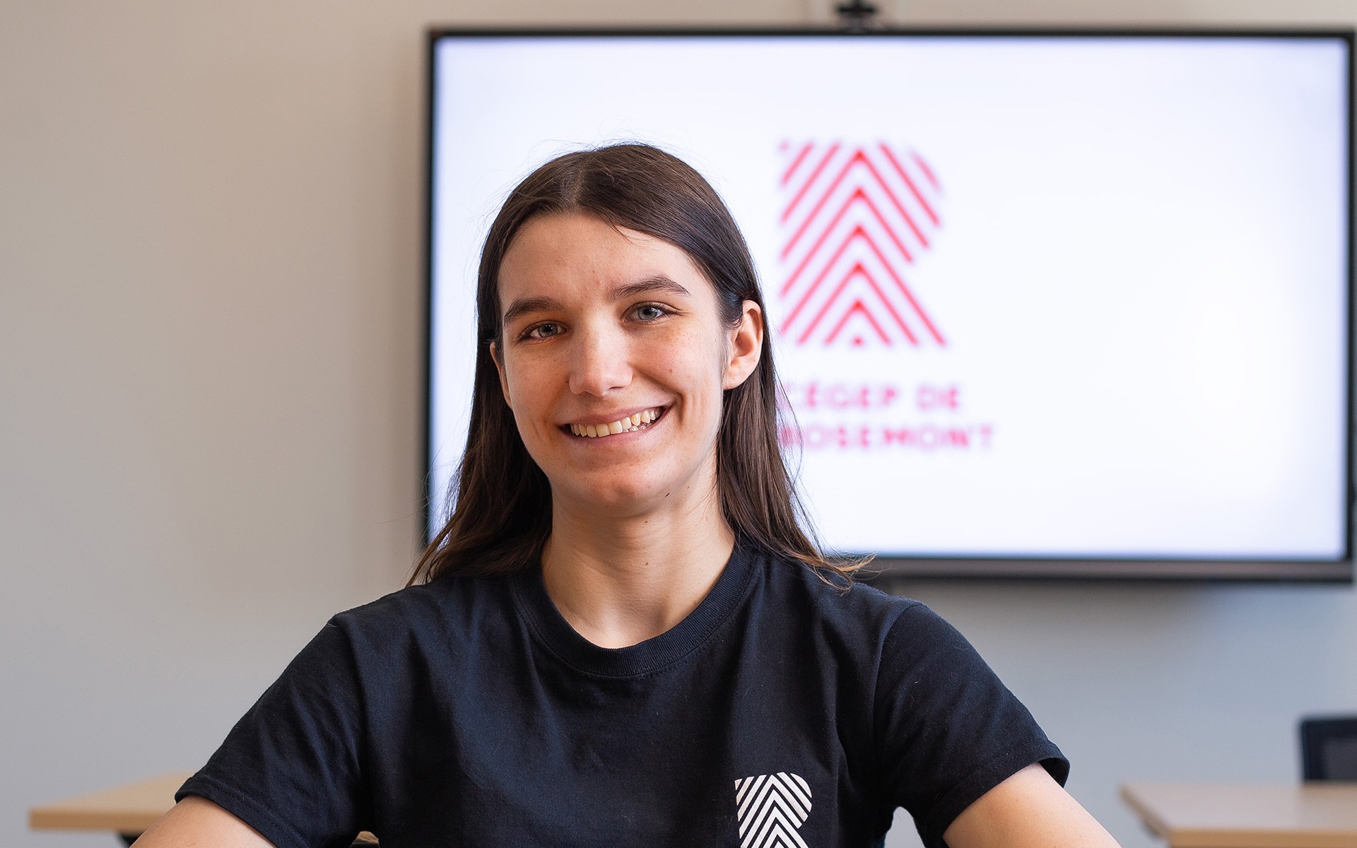 Le Cégep de Rosemont a rencontré Marianne, une étudiante du programme Arts, lettres et communication, profil Communication. Découvre ce qu'elle a apprécié de sa formation et du cégep!