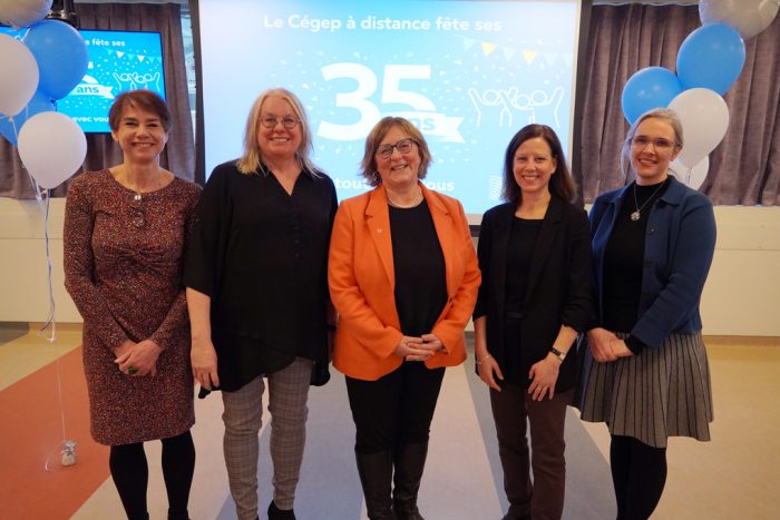 Dans l’ordre habituel: Violaine Page, directrice adjointe, Service de l’ingénierie pédagogique et de l’innovation; Carole Gaudin, directrice, Cégep à distance, Formation continue et Service aux entreprises Édago; Caroline Roy, directrice générale; Marie-Claude Boutet, directrice des études; Maëlle Beauchemin-Coulombe, coordonnatrice, Service du cheminement et de l’organisation scolaires.