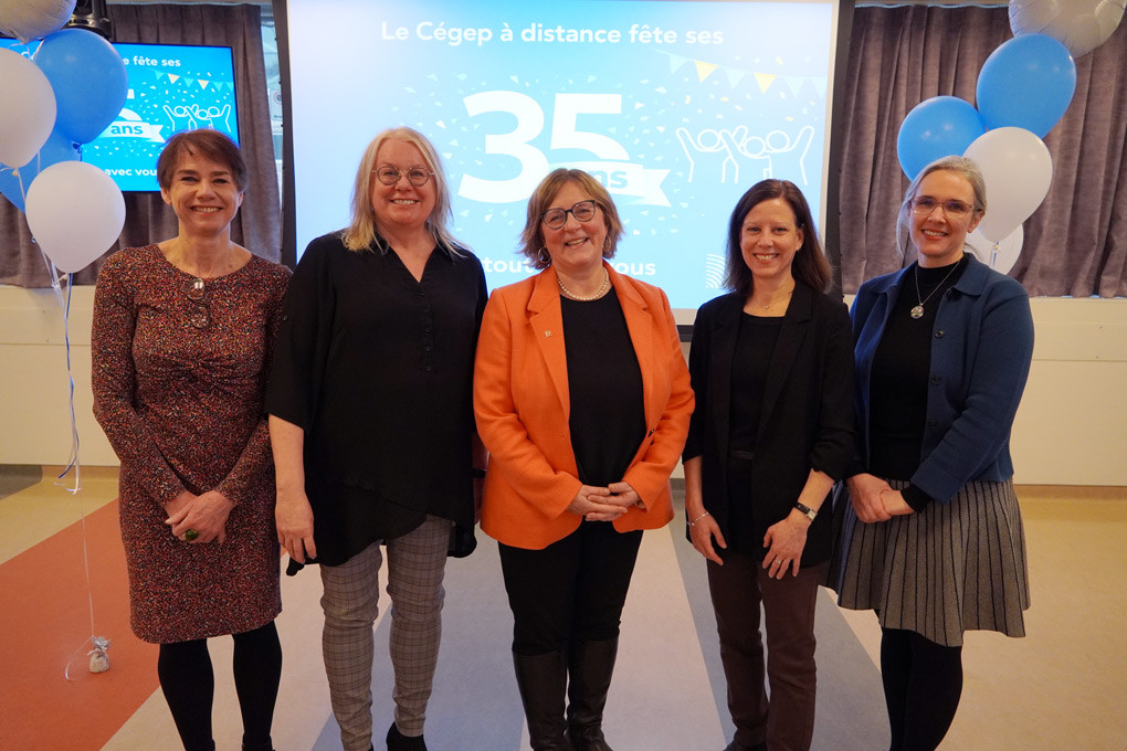 Dans l’ordre habituel: Violaine Page, directrice adjointe, Service de l’ingénierie pédagogique et de l’innovation; Carole Gaudin, directrice, Cégep à distance, Formation continue et Service aux entreprises Édago; Caroline Roy, directrice générale; Marie-Claude Boutet, directrice des études; Maëlle Beauchemin-Coulombe, coordonnatrice, Service du cheminement et de l’organisation scolaires.